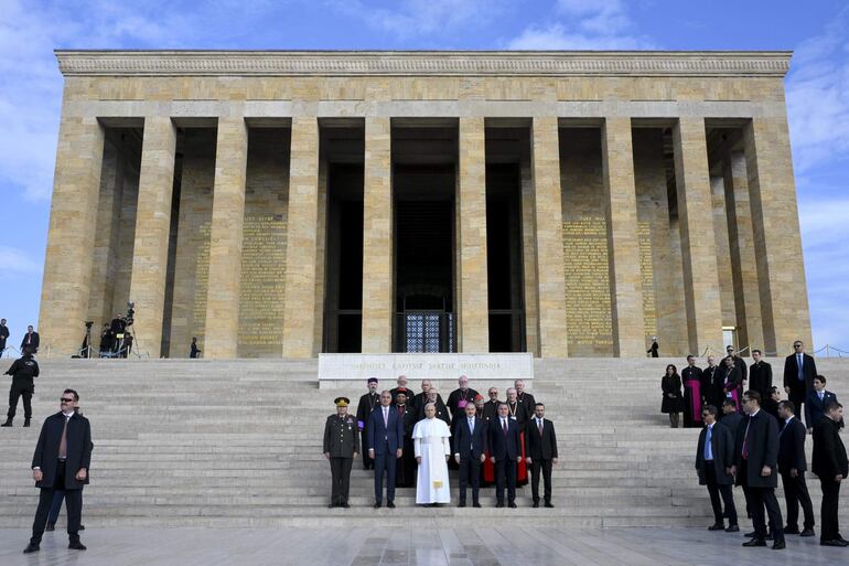 El papa León fue recibido con honores en Ankara. En la imagen aparece con las autoridades turcas en el mausoleo del fundador de la República de Turquía, Kemal Ataturk.