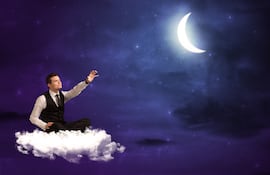 Sueños, hombre sobre una nube.