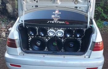 El vehículo incautado por un caso de polución sonora en Ciudad del Este.