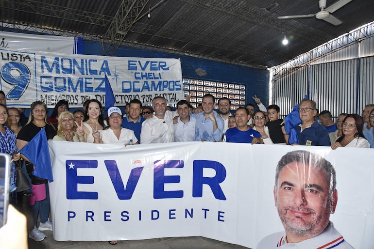  Ever Villalba y su equipo en la inscripción de su candidatura. 