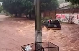 Los raudales colapsaron las calles de varias ciudades. Esta imagen es de un barrio de San Lorenzo, donde se reportaron muchos incidentes ayer.
