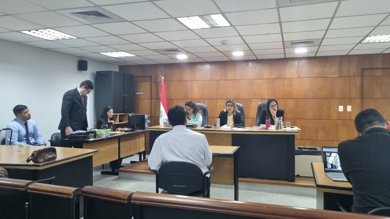  El Tribunal de Sentencia integrado por Yolanda Morel, Ana Rodríguez (c.) y Karina Cáceres escucha a un testigo.
