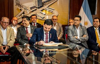 Asumió ayer el nuevo miembro del Consejo de Administración por Margen Derecha de Yacyretá, Dr. Miguel María Olmedo Leites.