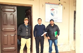 De izquierda a derecha: el miembro de la Junta Cívica, Edgar Rubén Notario López; el apoderado del PLRA, Gerardo Portillo; y el miembro suplente de la Junta Cívica, Rodrigo Marcelo Gómez de la Fuente Ríos.