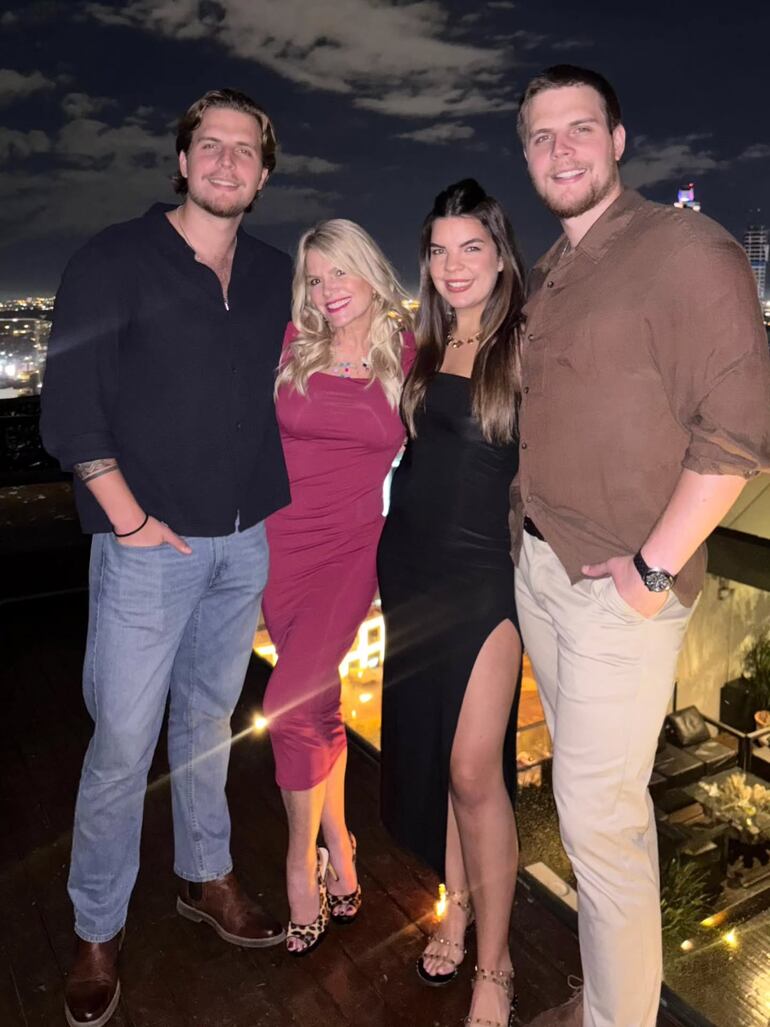 Alejandra Prayones con sus hijos Iván, Axel y Maia Cáceres Prayones. (Instagram/Alejandra Prayones)