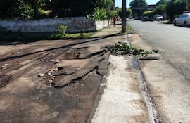 Esquina de Ybapobó y Ñeembucú, en el barrio San Pablo. El asfalto colocado en la bocacalle fue arrancado por los raudales del miércoles.