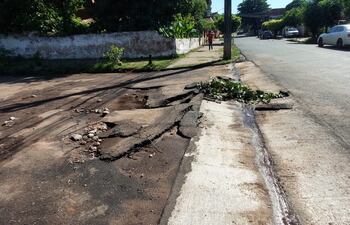 Esquina de Ybapobó y Ñeembucú, en el barrio San Pablo. El asfalto colocado en la bocacalle fue arrancado por los raudales del miércoles.