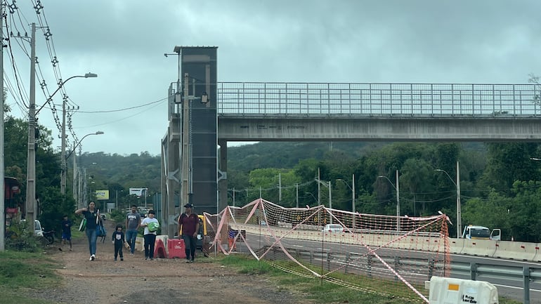 Así deben caminar los pobladores de Pedrozo para cruzar la zona de obras.