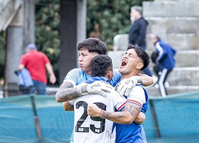 Efusivo festejo de los futbolistas del 3 de Noviembre tras la sensacional victoria lograda sobre Fernando de la Mora en el Bajo Chaco.