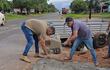 Vecinos de Liberación formaron un equipo de trabajo para bachear los profundos cráteres de la ruta PY08 en un tramo de cinco kilómetros.