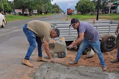 Vecinos de Liberación formaron un equipo de trabajo para bachear los profundos cráteres de la ruta PY08 en un tramo de cinco kilómetros.  