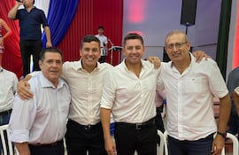 Erico Galeano (der.) en compañía de Santiago Peña, Pedro Alliana, y su lider, Horacio Cartes (Izq.)
