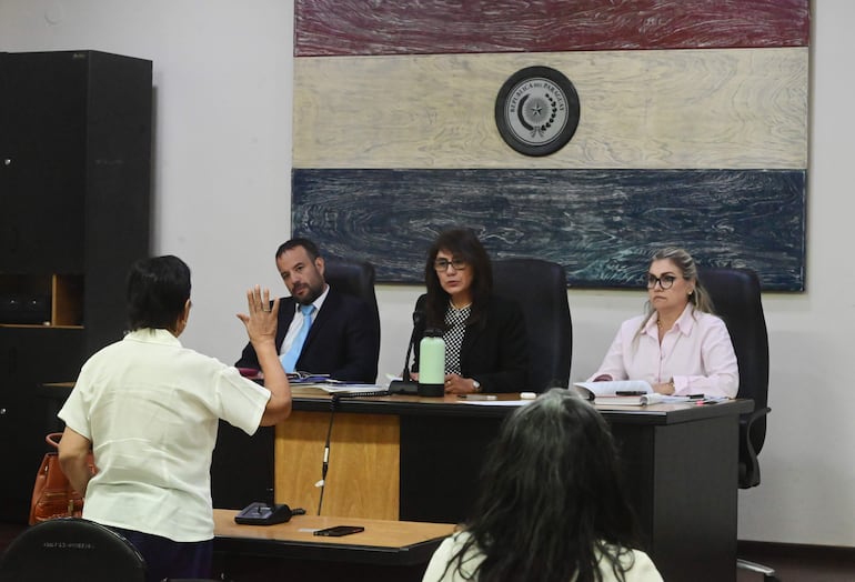 El Tribunal de Sentencia presidido por María Luz Martínez (c.) e integrado por Dina Marchuk y Federico Rojas toma juramento a una testigo. Fue el lunes pasado.