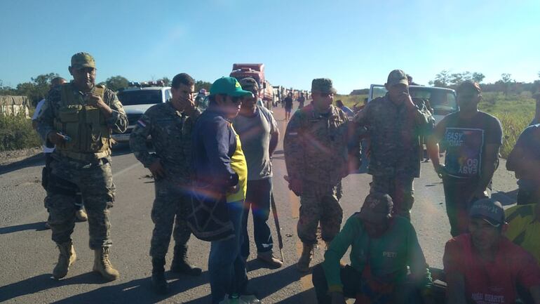 Cierre de camino por nativos ayoreos, en Carmelo Peralta.