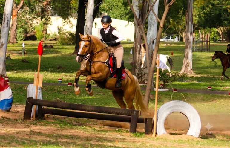 Ana Ríos, destacada amazona, compitiendo en la modalidad Cross Country, en el evento de este domingo.