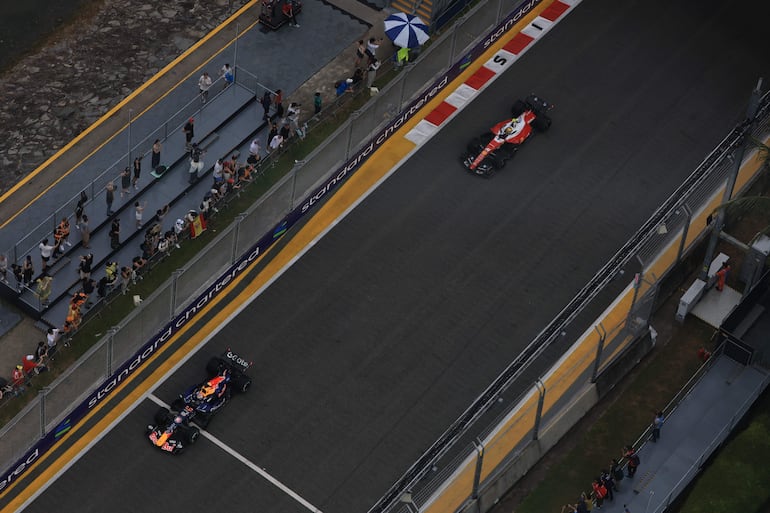 El monoplaza de Fórmula 1 Red Bul Racing (i) del piloto neerlandés Max Verstappen en la carrera sprint del Gran Premio de Singapur en el Circuito urbano de Marina Bay, en Marina Bay, Singapur. 