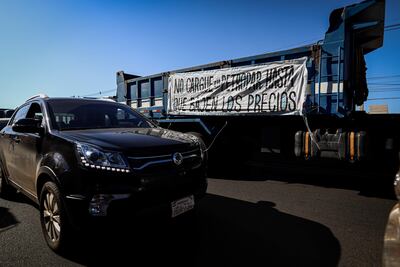 Camioneros participan hoy en un paro indefinido ante el alza del precio del combustible, estacionados sobre la Ruta 2 en Capiatá.