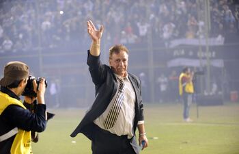 Ever Hugo Almeida (77 años), leyenda de Olimpia, que vuelve a la dirección técnica franjeada.