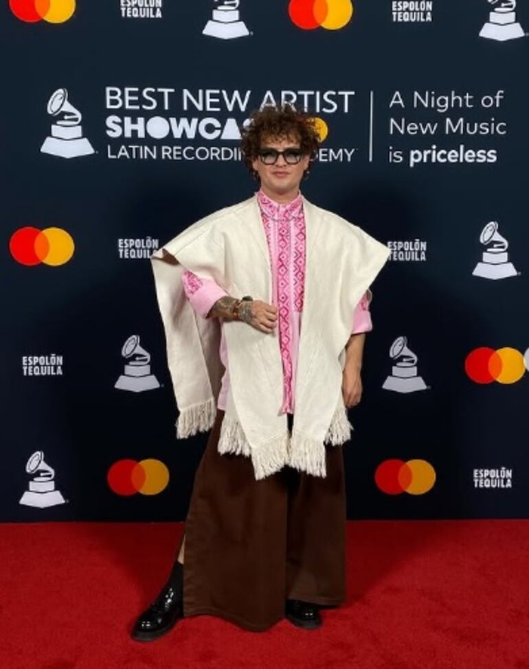 Miguel Narváez, del grupo Purahéi Soul, en la alfombra roja del Best New Artist Showcase de los Latin Grammy.