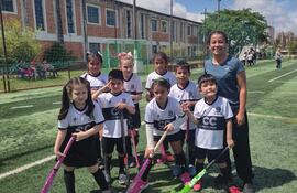 Olimpia se prepara para su incursión en el hockey y los más pequeños practican. Aquí el Mixto Sub 10 franjeado.