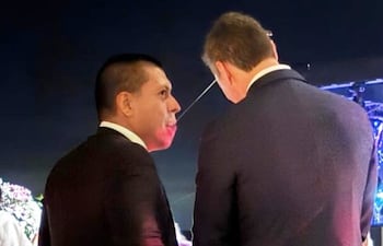 Federico Miguel Vázquez, del Grupo Vázquez, habla al oído al presidente Santiago Peña.