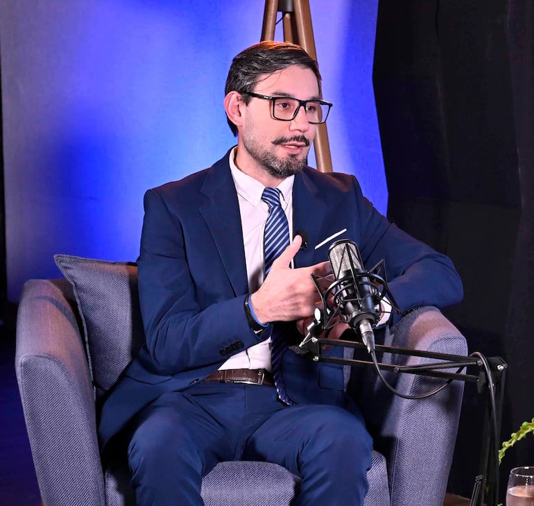 El Dr. Andrés Giménez, médico diabetólogo durante la entrevista en el podcast On The Record de la periodista Marta Escurra sobre los beneficios del orforglipron.