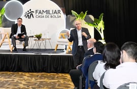 Boris Segura (der.) durante su disertación moderada por el economista Robert Soto (izq.).