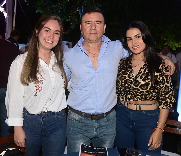 Ana Olmedo, Enrique Olmedo y Luana Careaga.