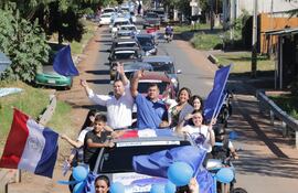 El precandidato liberal, Ever Delvalle, durante su cierre de campaña, en compañía del senador Líder Amarilla.