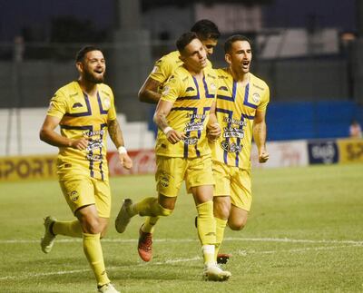 Ronaldo Báez, Alex Álvarez, José Báez y Óscar Giménez corren para celebrar el tercer tanto de Trinidense ante Resistencia.