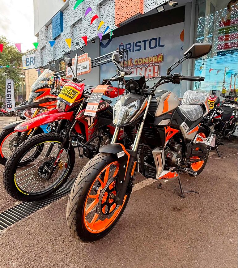Bristol ofrece motocicletas Buler con 1 cuota de regalo más chapa gratis.