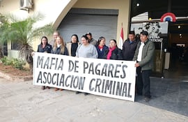 Víctimas de la "Mafia de los Pagarés" se manifiestan frente al Palacio de Justicia de Benjamín Aceval