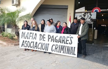 Víctimas de la "Mafia de los Pagarés" se manifiestan frente al Palacio de Justicia de Benjamín Aceval