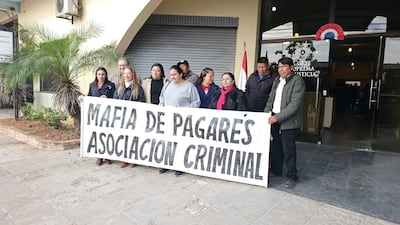 Víctimas de la "Mafia de los Pagarés" se manifiestan frente al Palacio de Justicia de Benjamín Aceval
