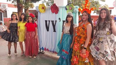 Alumnas de la escuela Santa Catalina de Labouré de Tablada Nueva de Asunción lucen vestuario elaborado exclusivamente de materiales reciclados.