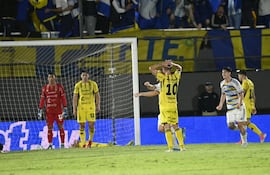 Santiago Ascacibar de Boca sale a festejar el primero del partido, desconcertados y sin respuestas Alejandro Silva (10), Lucas Monzón y Marcelo Medina.