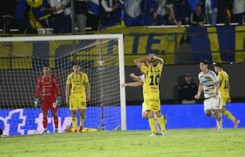 Santiago Ascacibar de Boca sale a festejar el primero del partido, desconcertados y sin respuestas Alejandro Silva (10), Lucas Monzón y Marcelo Medina.