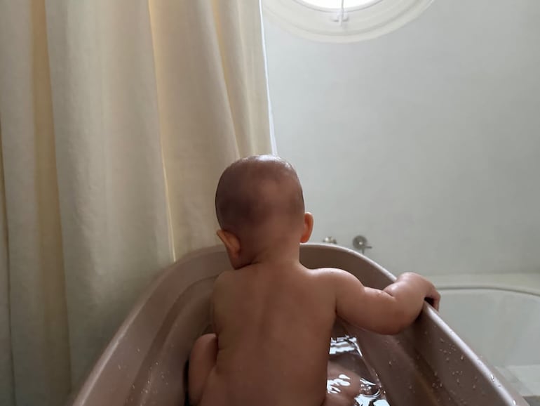 ¡Pura ternura! Dante Darín a la hora del baño. (Instagram/Úrsula Corberó)