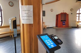 Terminal de pago electrónico con tarjeta Ofiaromat para donaciones a la iglesia en Wroclaw, Polonia.