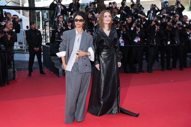La actriz estadounidense Odessa A'Zion y la actriz francesa Isabelle Huppert llegaron juntas a la proyección de la película "Karma" en la 79ª edición del Festival de Cine de Cannes. (Sameer AL-DOUMY / AFP)