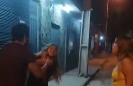 Brutal agresión a mujer en Trinidad quedó registrada en video.