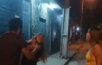 Brutal agresión a mujer en Trinidad quedó registrada en video.