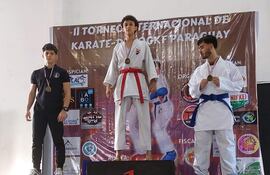 Iván Florentín en lo alto del podio en la Katas Under 21.