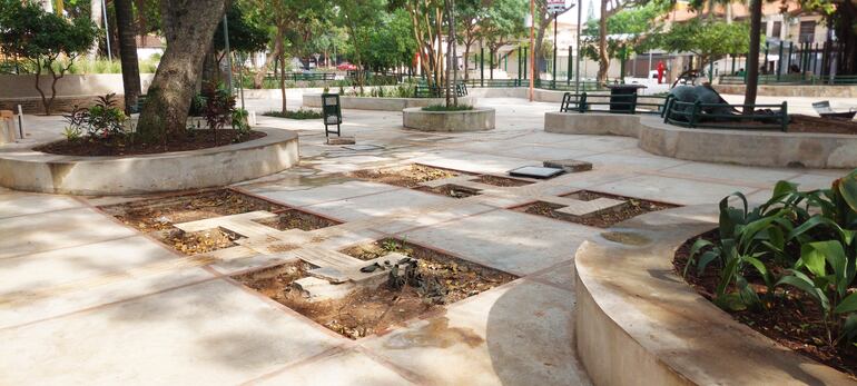 Los equipos de gimnasia al aire libre e inclusivos también brillan por su ausencia en la plaza Naciones Unidas.