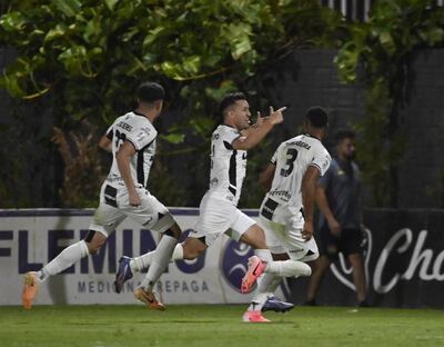 Gran festejo de los jugadores de Tacuary tras uno de los goles de Néstor Camacho