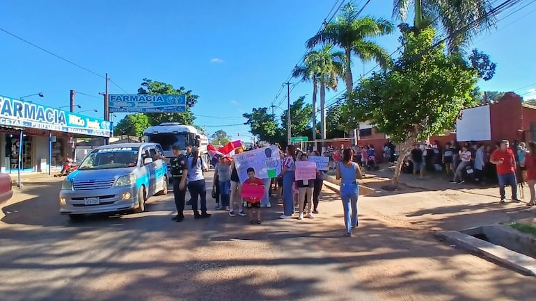 Padres se movilizaron nuevamente porque los kits de útiles escolares no fueron enviados en su totalidad