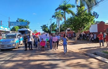 Padres de escolares de escuela de Capiatá se manifestaron ante la falta de Kits escolares por segunda vez en esta semana.