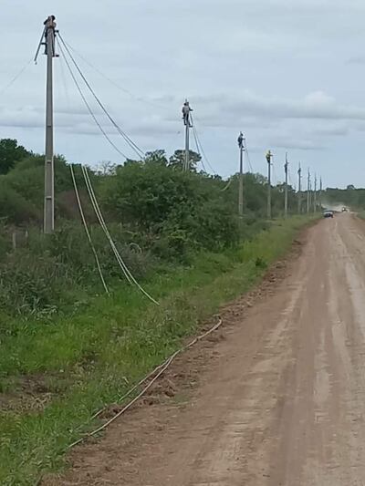 El tendido eléctrico de la ANDE que llega a las poblaciones del Alto Paraguay, tiene varios kilómetros de extensión, sin que se tenga una subestática en el departamento, lo que ocasiona los constantes cortes de luz.