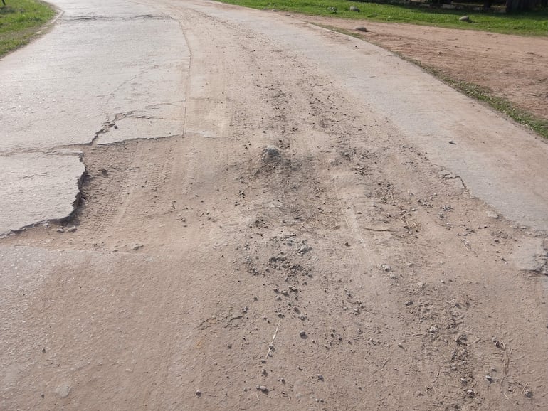 Calle dañado con grietas y tierra, en Fuerte Olimpo.