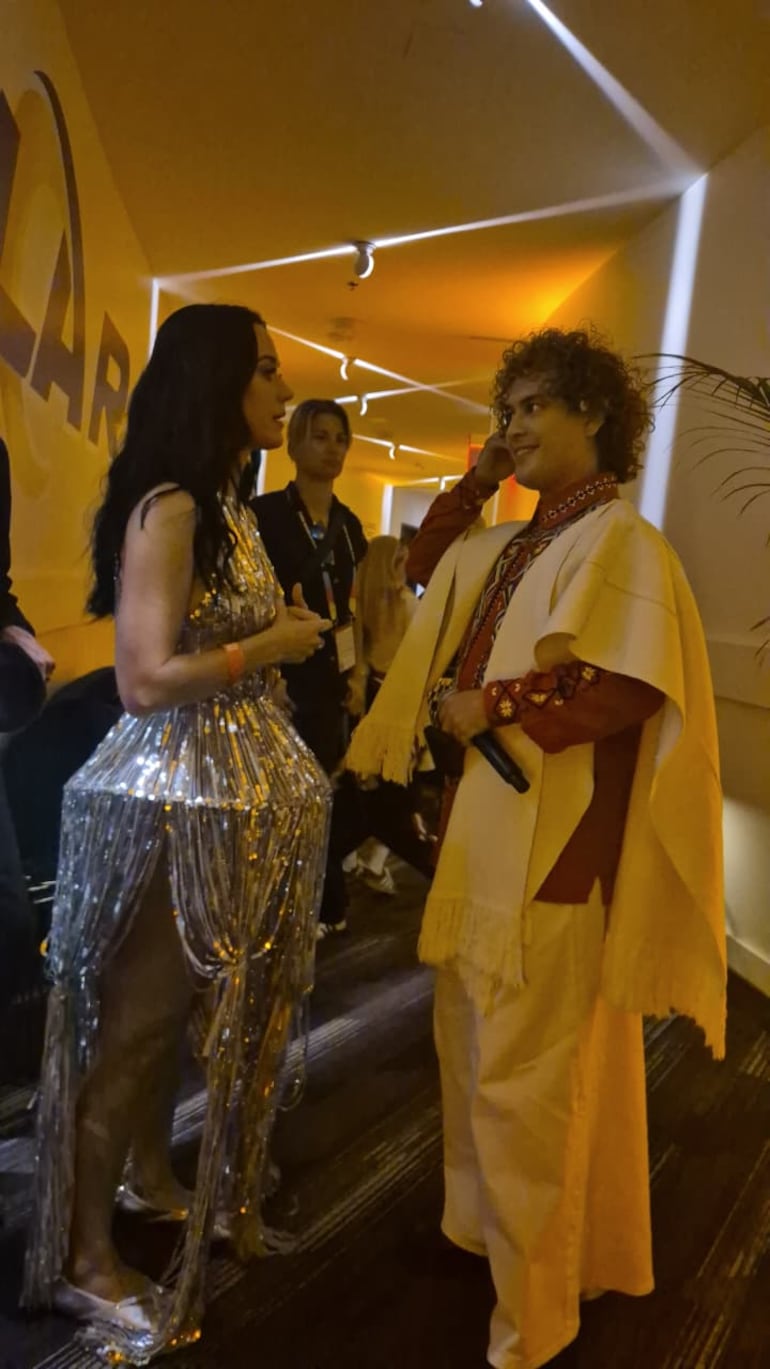 Katy Perry y el cantante de Purahei Soul, Miguel Narvaez en el backstage del SoFi Stadium.